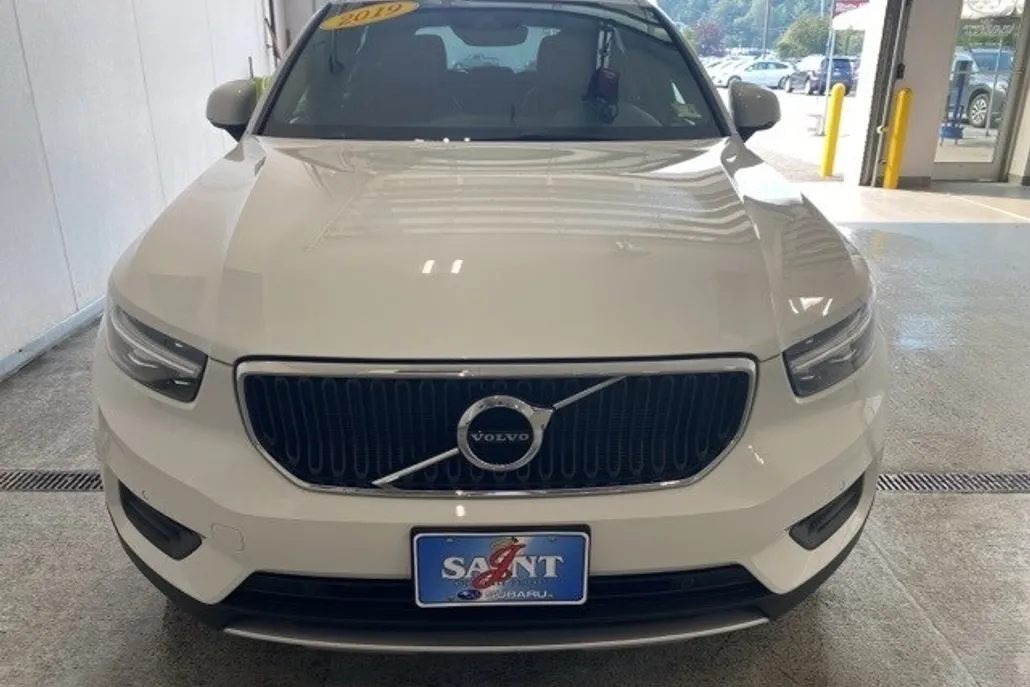 2019 Volvo XC40 Momentum photo 1