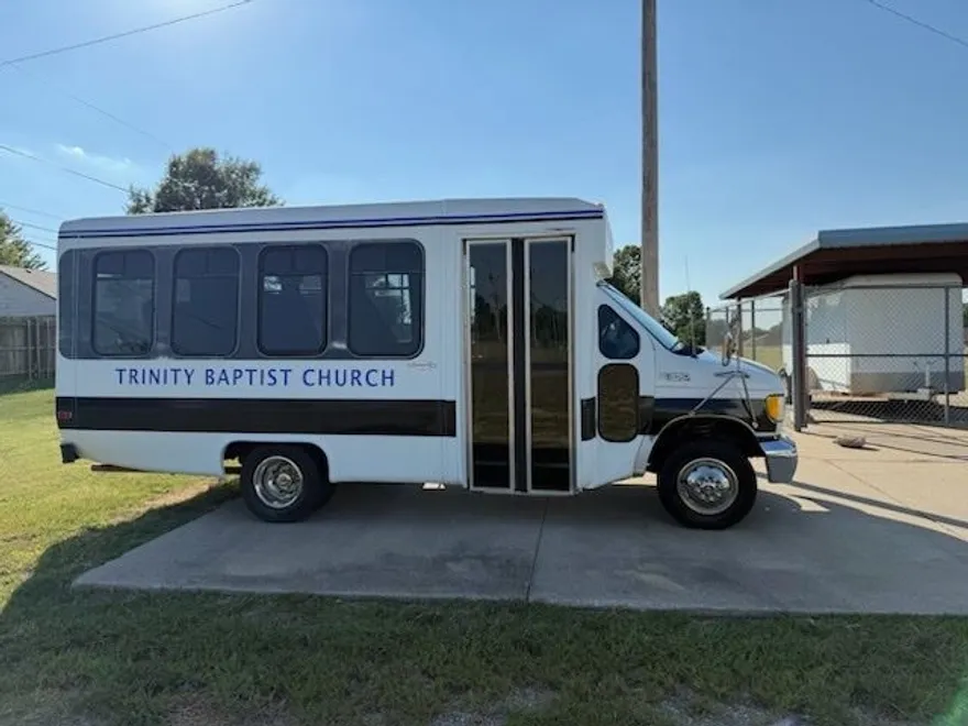 2002 Ford E-350 Base photo 1