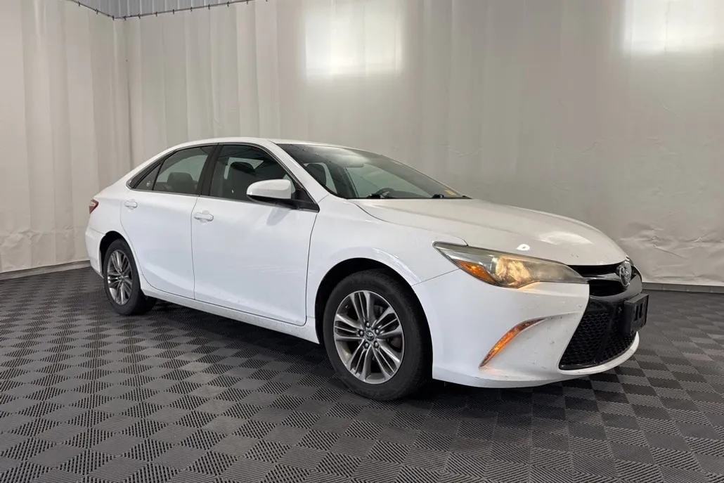 2017 Toyota Camry XLE photo 1