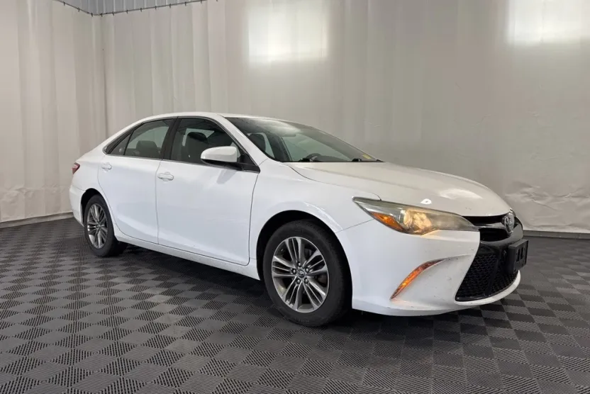 2017 Toyota Camry XLE photo 1