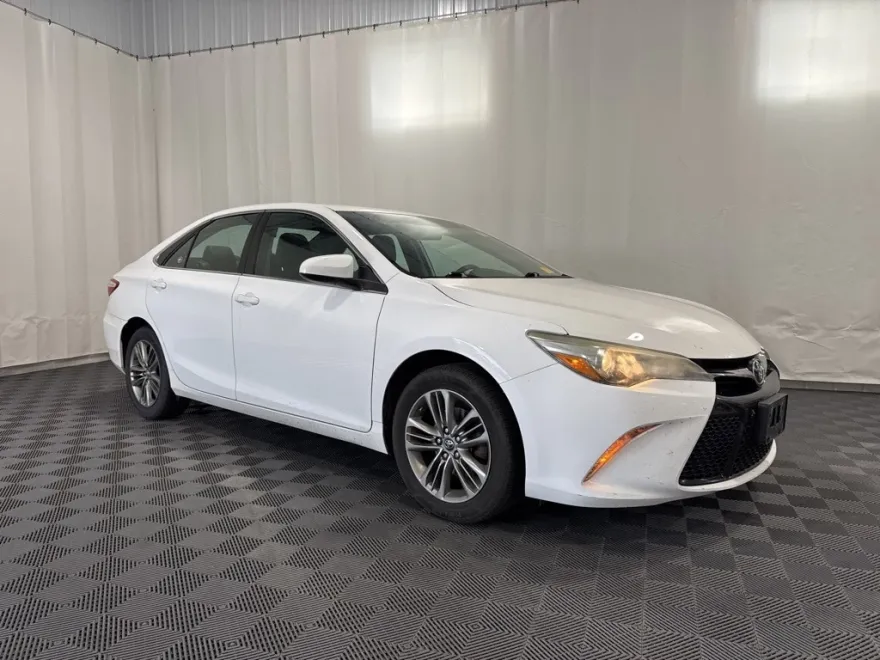 2017 Toyota Camry XLE photo 1