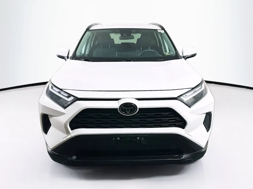 2023 Toyota RAV4 XLE photo 1