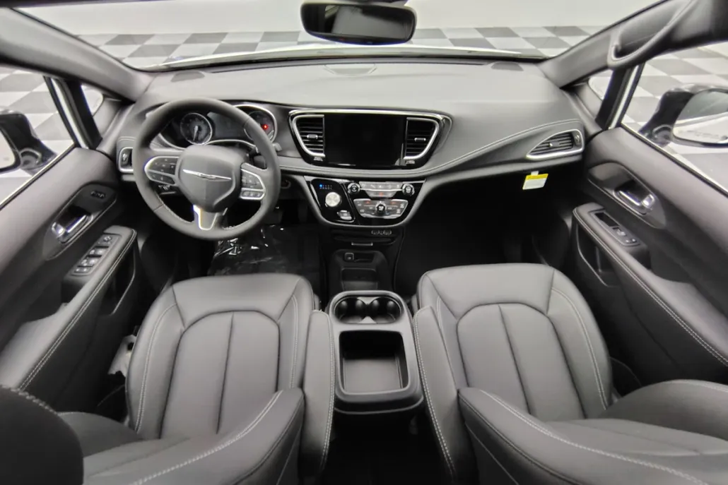 2025 Chrysler Pacifica photo 1