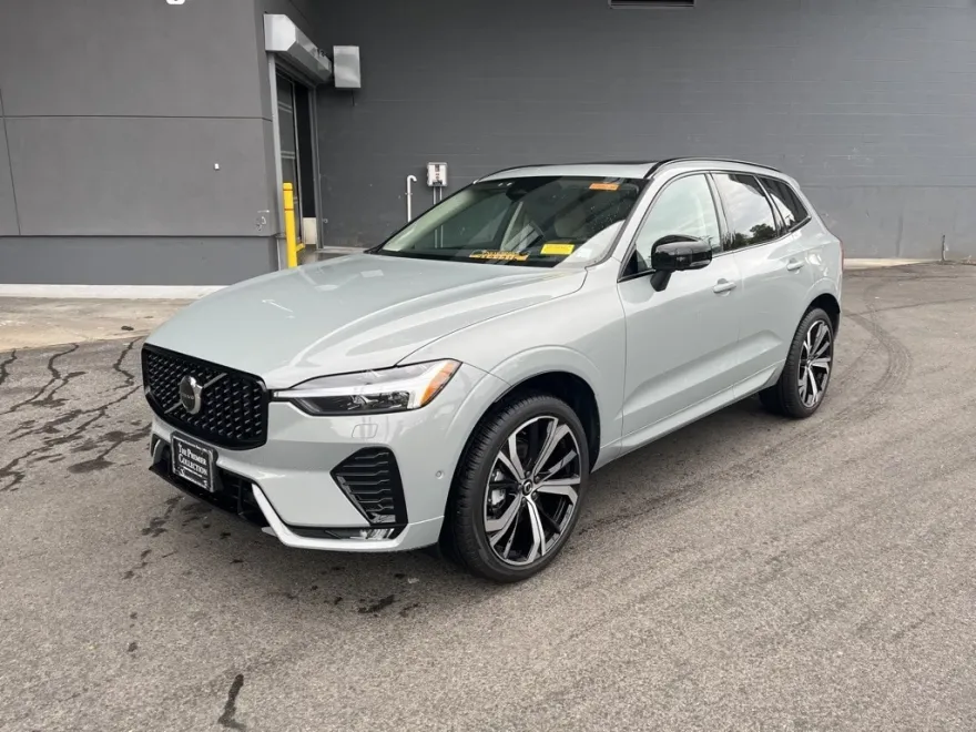 2025 Volvo XC60 B5 photo 1