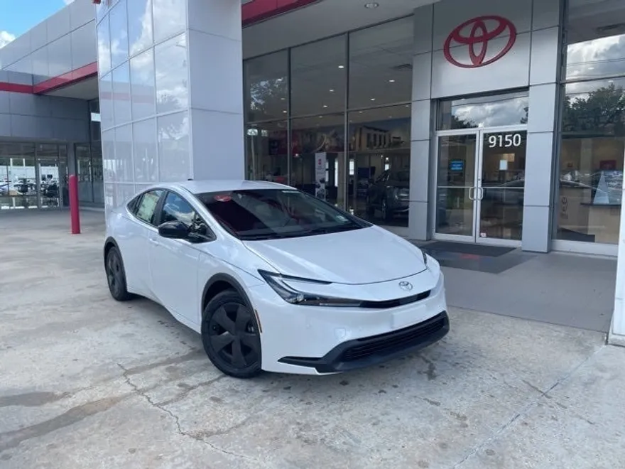 2026 Toyota Prius LE photo 1