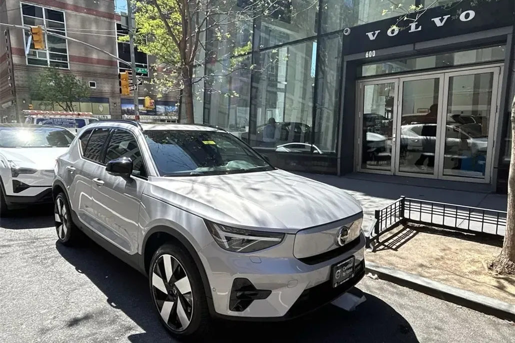 2023 Volvo XC40 Recharge Ultimate photo 1