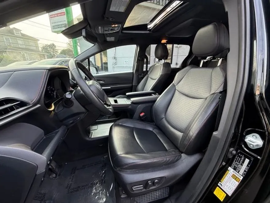 2022 Toyota Sienna XSE photo 16