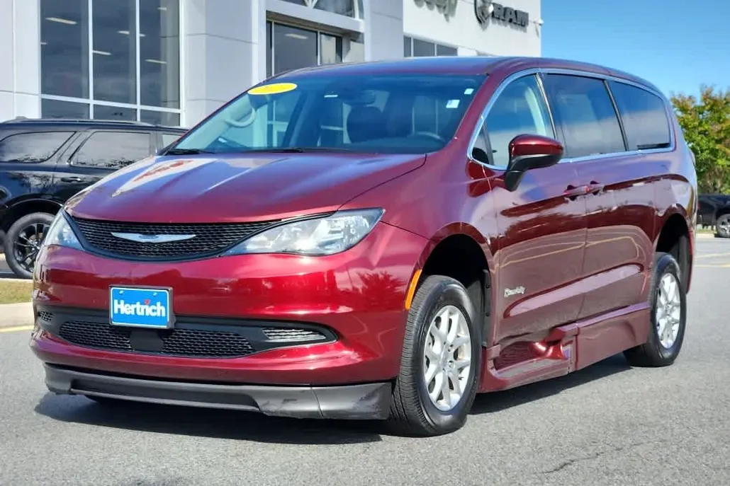2023 Chrysler Voyager LX photo 1