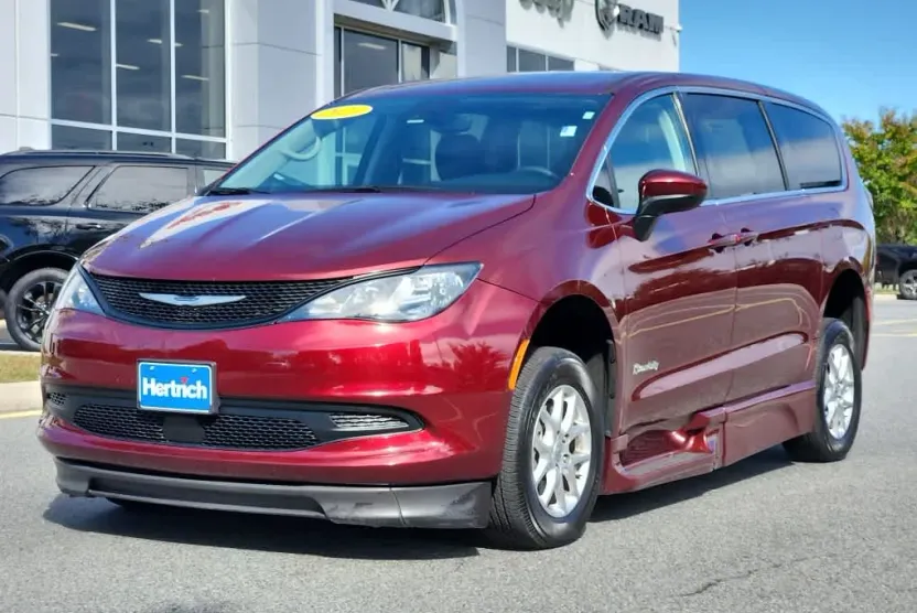 2023 Chrysler Voyager LX photo 1
