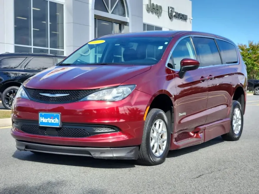 2023 Chrysler Voyager LX photo 1