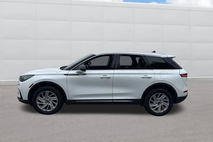 2023 Lincoln Corsair Standard photo 1