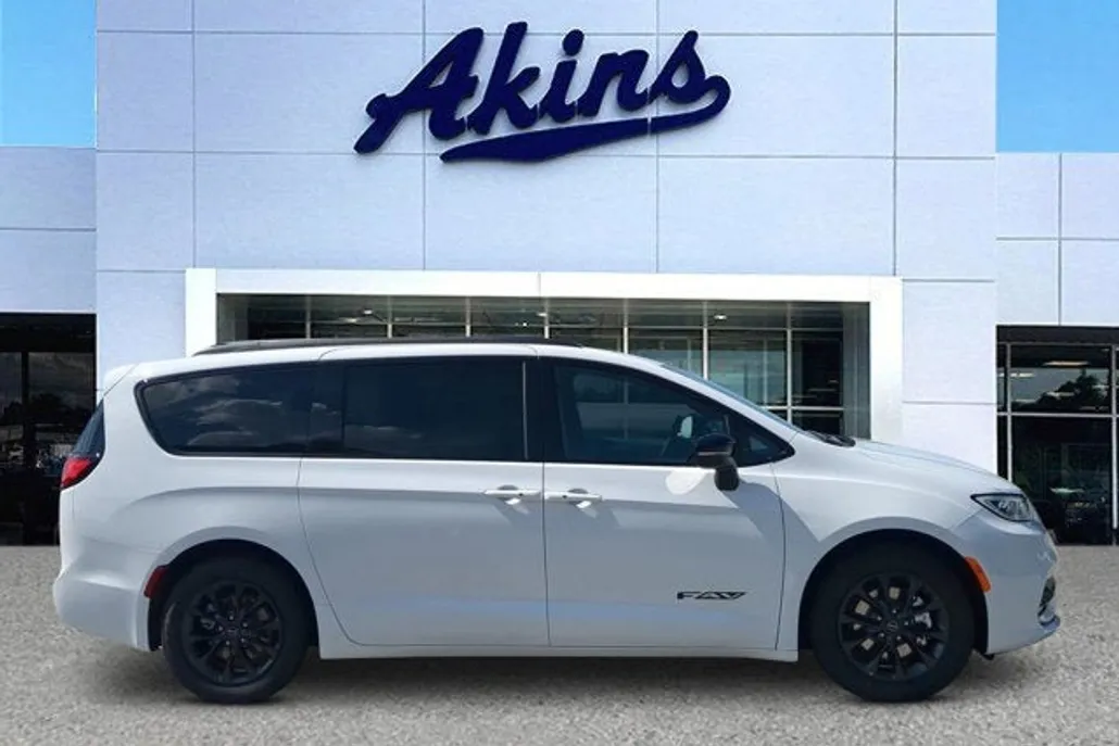 2025 Chrysler Pacifica photo 1