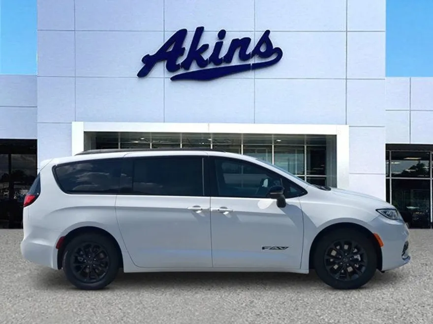 2025 Chrysler Pacifica photo 1
