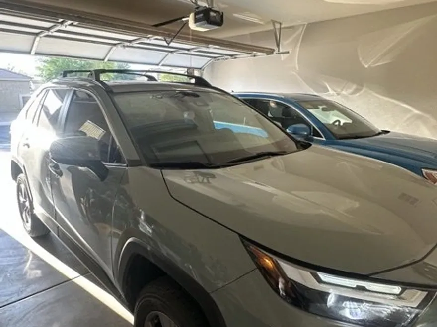 2022 Toyota RAV4 XLE photo 1