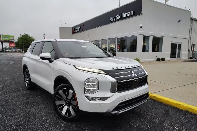 2025 Mitsubishi Outlander SE photo 1