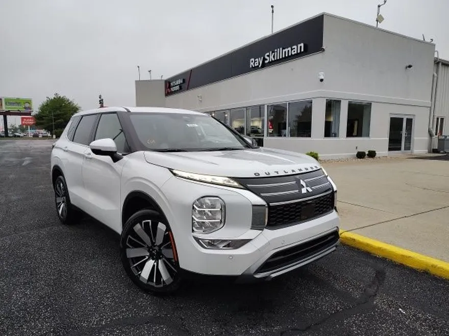 2025 Mitsubishi Outlander SE photo 1