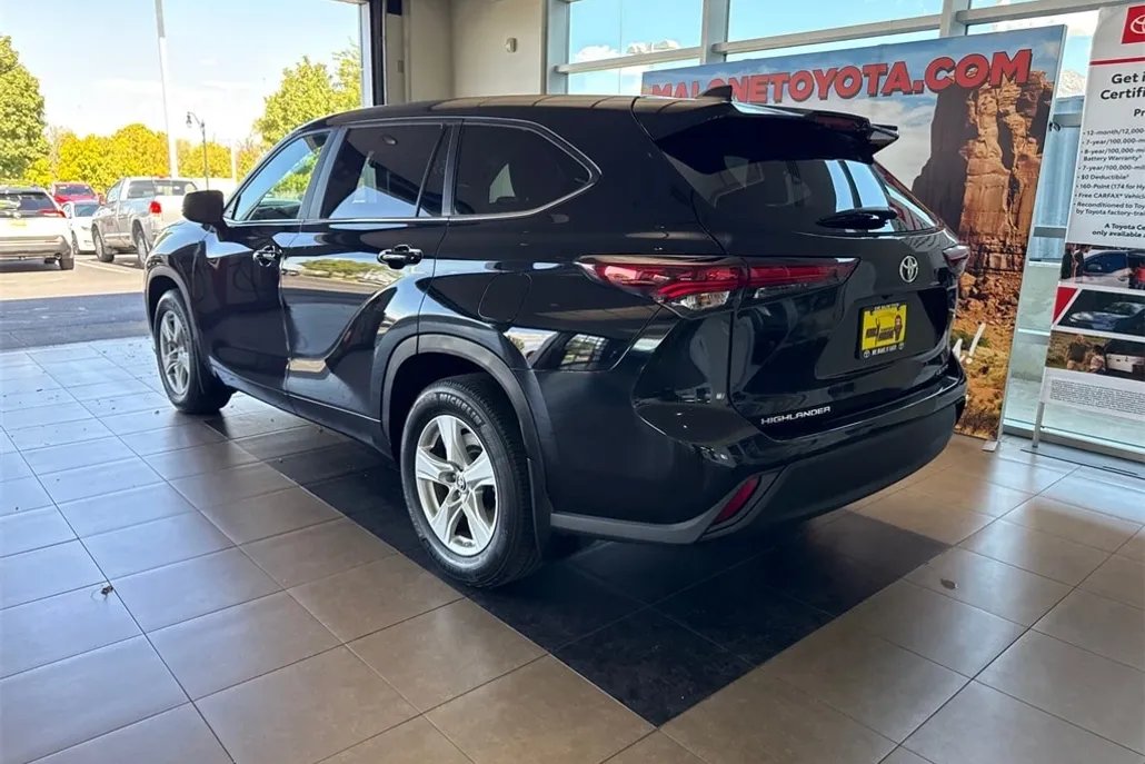 2024 Toyota Highlander LE photo 1