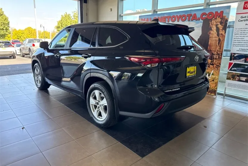 2024 Toyota Highlander LE photo 1