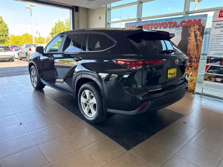 2024 Toyota Highlander LE photo 1