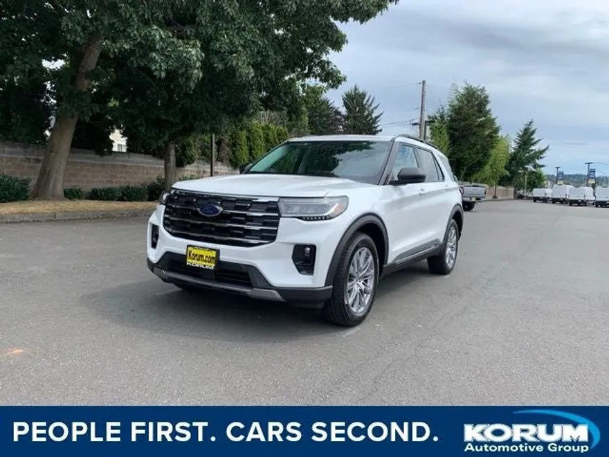 2025 Ford Explorer photo 1
