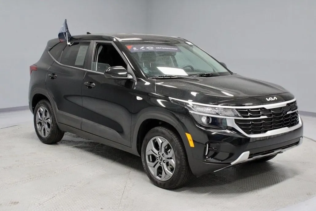 2024 Kia Seltos LX photo 1