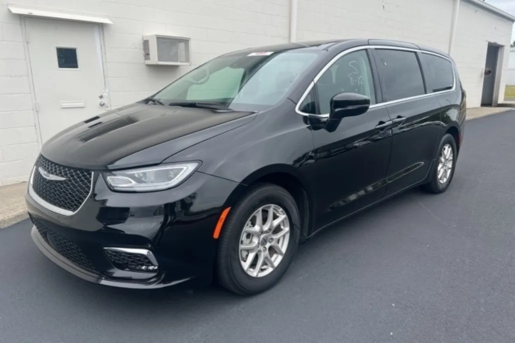2024 Chrysler Pacifica Touring L photo 1