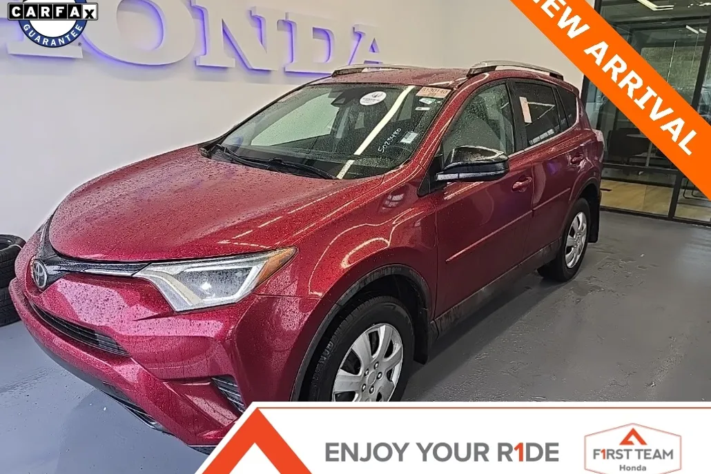 2018 Toyota RAV4 LE photo 1