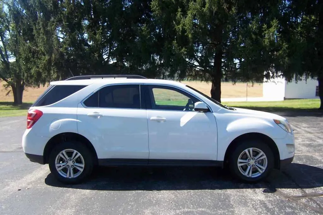 2017 Chevrolet Equinox LT photo 1