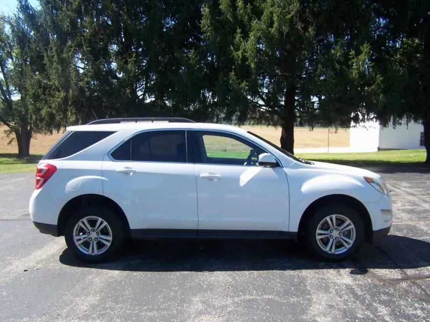 2017 Chevrolet Equinox LT photo 1