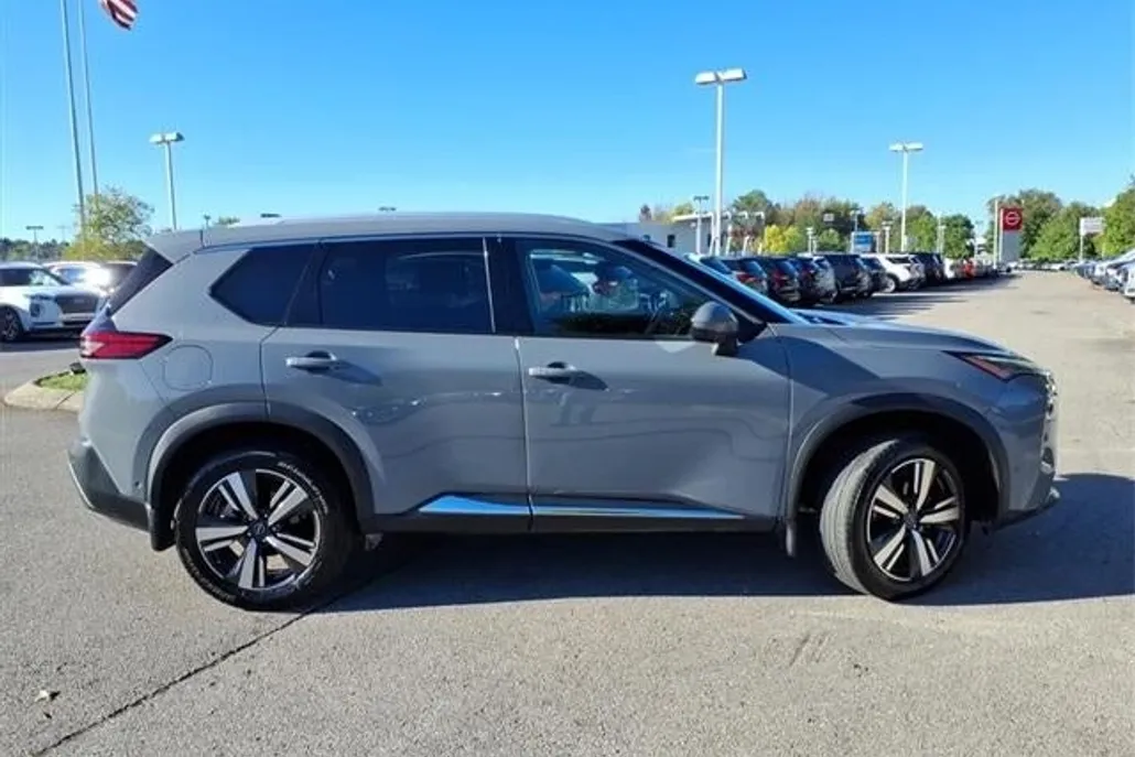 2023 Nissan Rogue SL photo 1