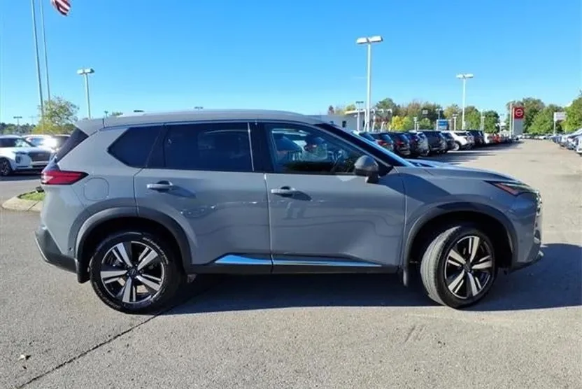 2023 Nissan Rogue SL photo 1