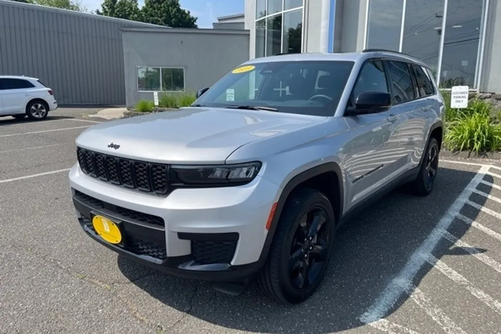 2023 Jeep Grand Cherokee Altitude photo 1