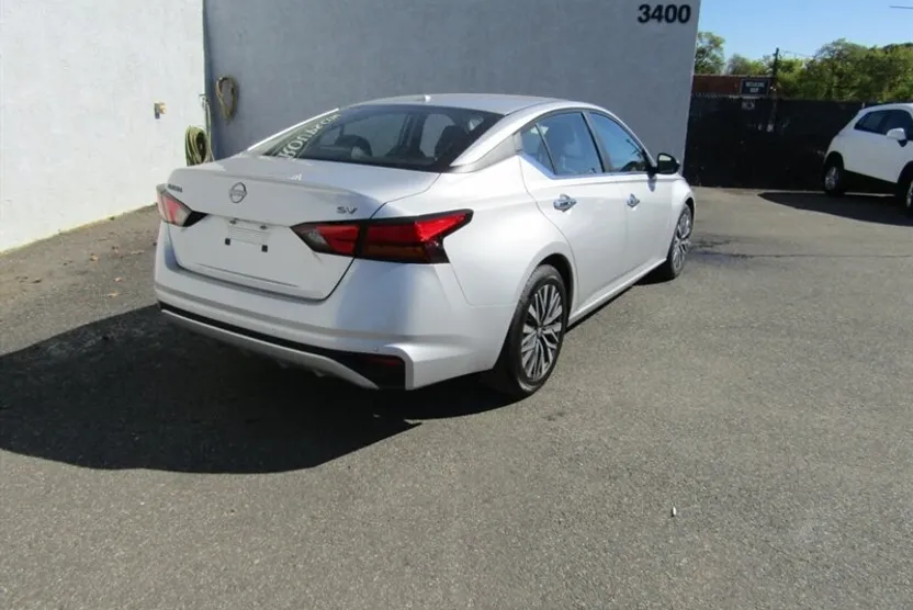 2024 Nissan Altima SV photo 1