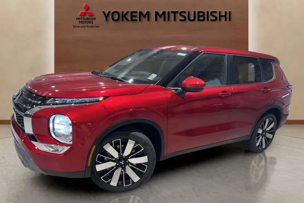 2025 Mitsubishi Outlander SE photo 1