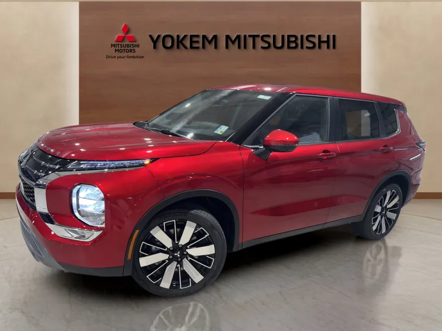 2025 Mitsubishi Outlander SE photo 1