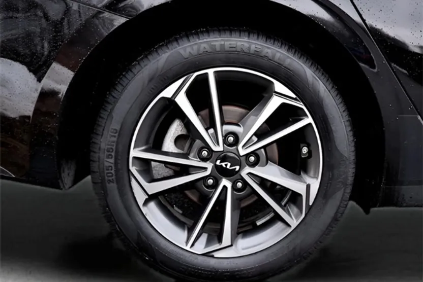 2022 Kia Forte LXS photo 1
