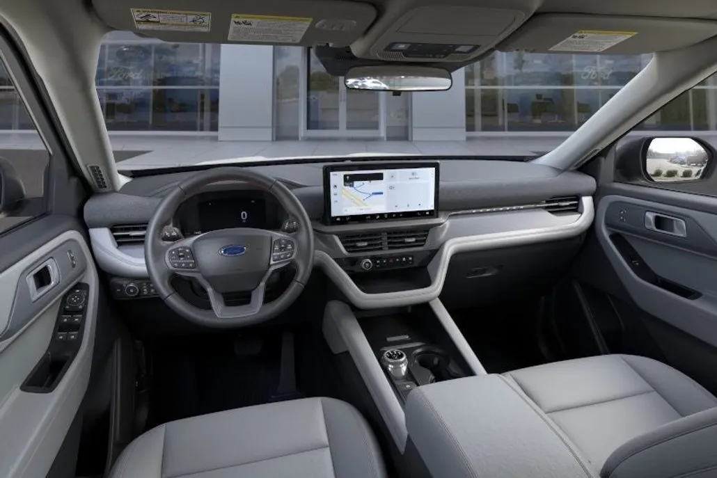 2025 Ford Explorer photo 1