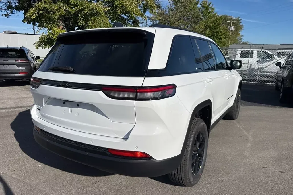 2025 Jeep Grand Cherokee Altitude photo 1