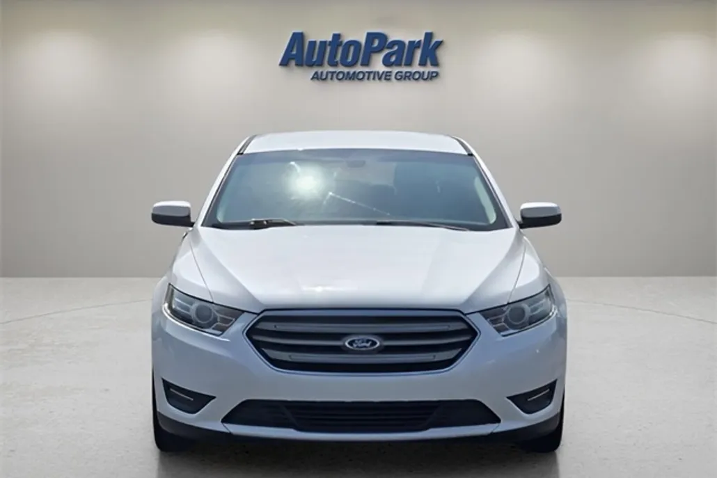 2015 Ford Taurus SEL photo 1
