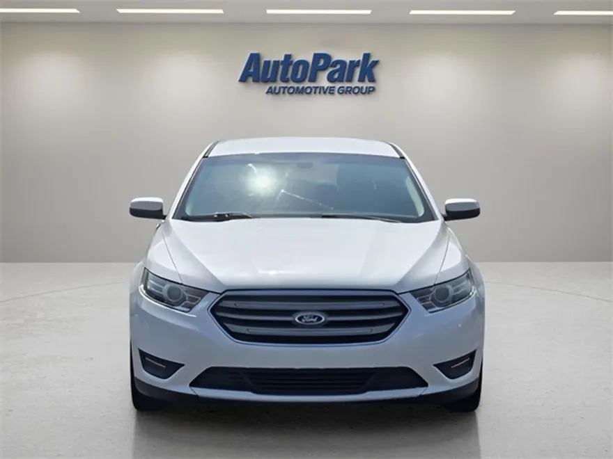 2015 Ford Taurus SEL photo 1