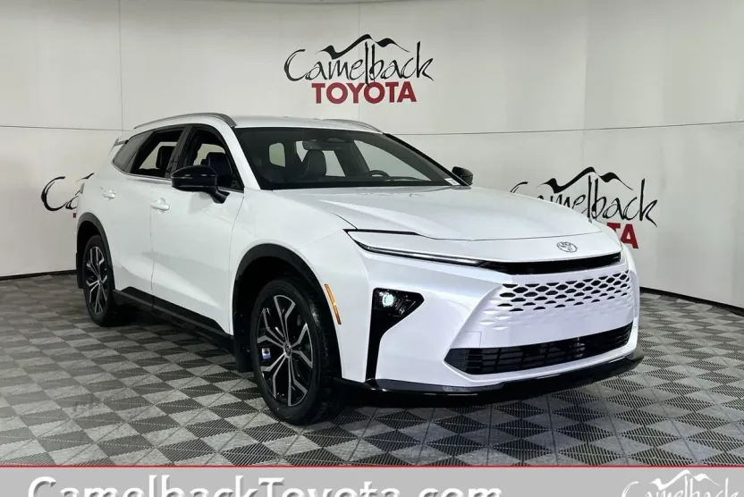 2025 Toyota Crown Signia XLE photo 1