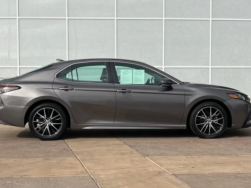 2024 Toyota Camry SE photo 1