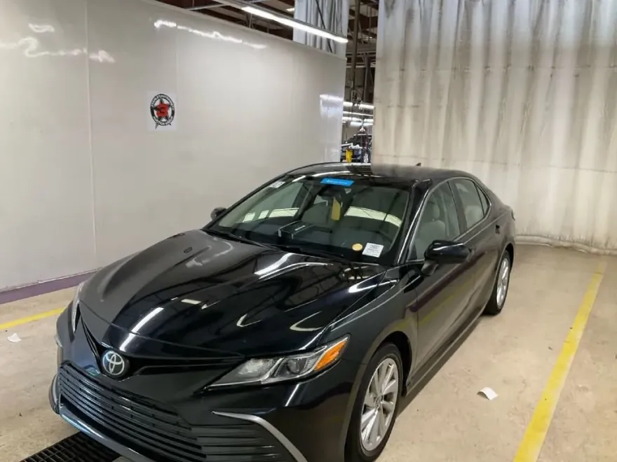 2021 Toyota Camry LE photo 1