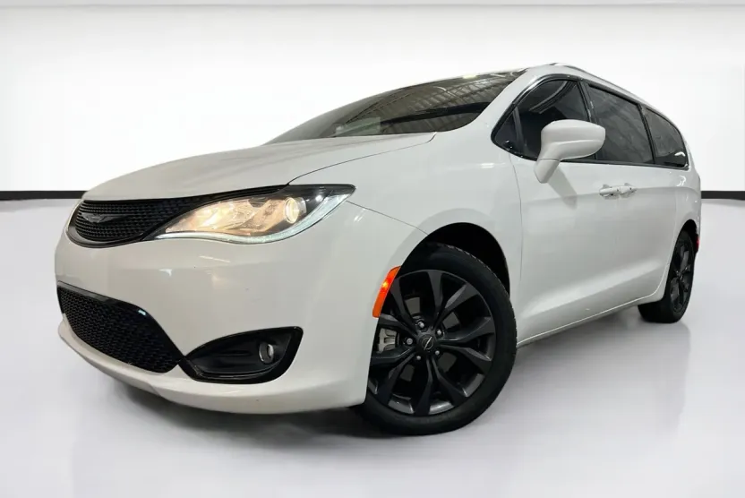 2020 Chrysler Pacifica Touring photo 1