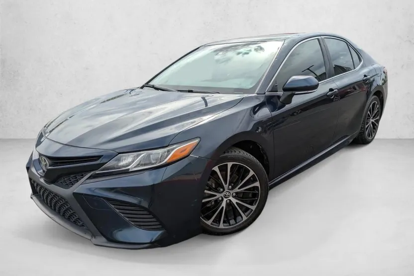 2018 Toyota Camry SE photo 1