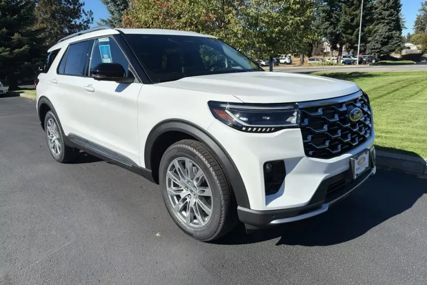 2025 Ford Explorer Platinum photo 1