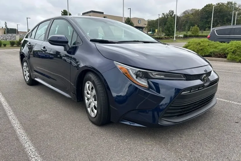 2024 Toyota Corolla LE photo 1