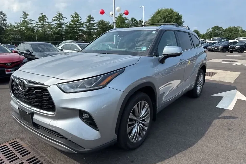 2023 Toyota Highlander Platinum photo 1