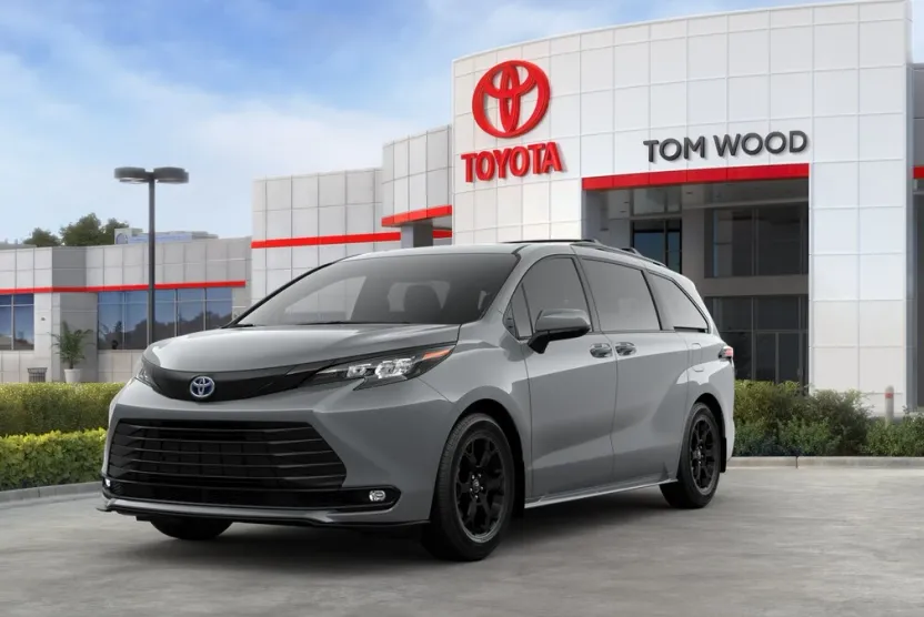 2025 Toyota Sienna Woodland Edition photo 1