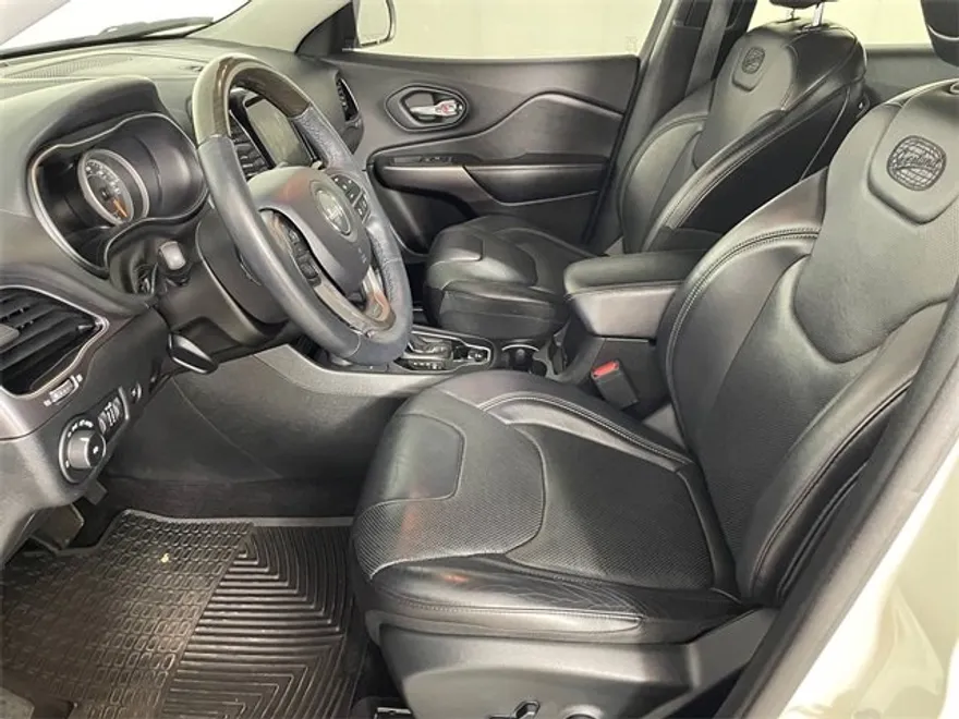 2019 Jeep Cherokee Overland photo 1